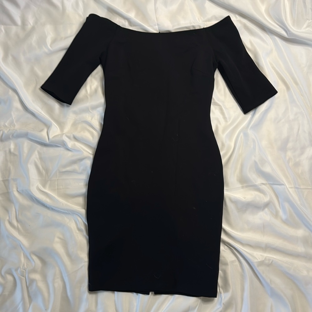 Lulu’s off the shoulder body con dress. Item 058